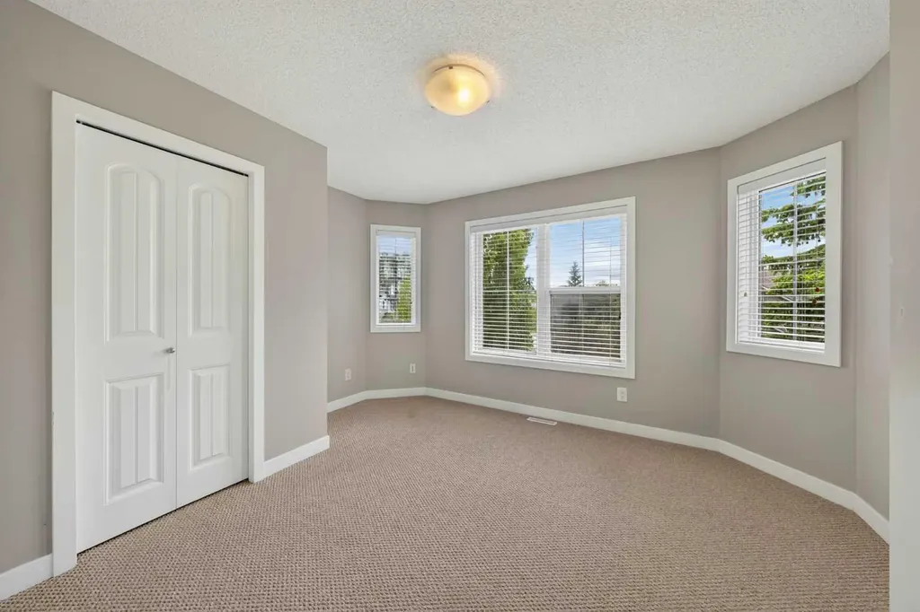 161 Everoak Gardens SW Calgary AB T2Y 0C6