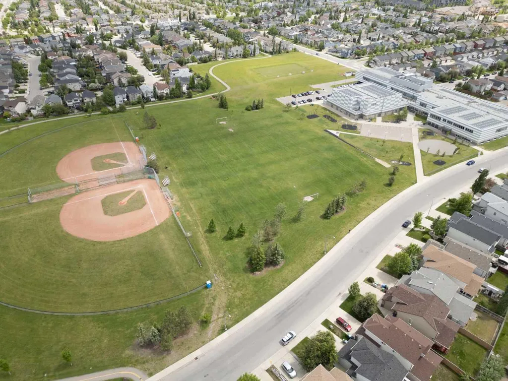161 Everoak Gardens SW Calgary AB T2Y 0C6