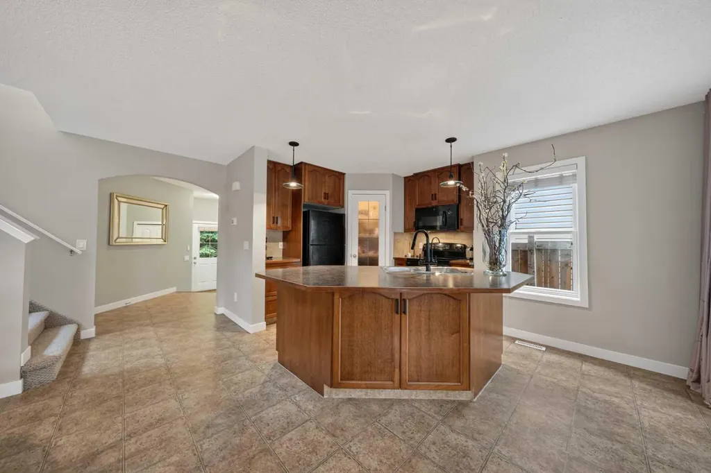 161 Everoak Gardens SW Calgary AB T2Y 0C6