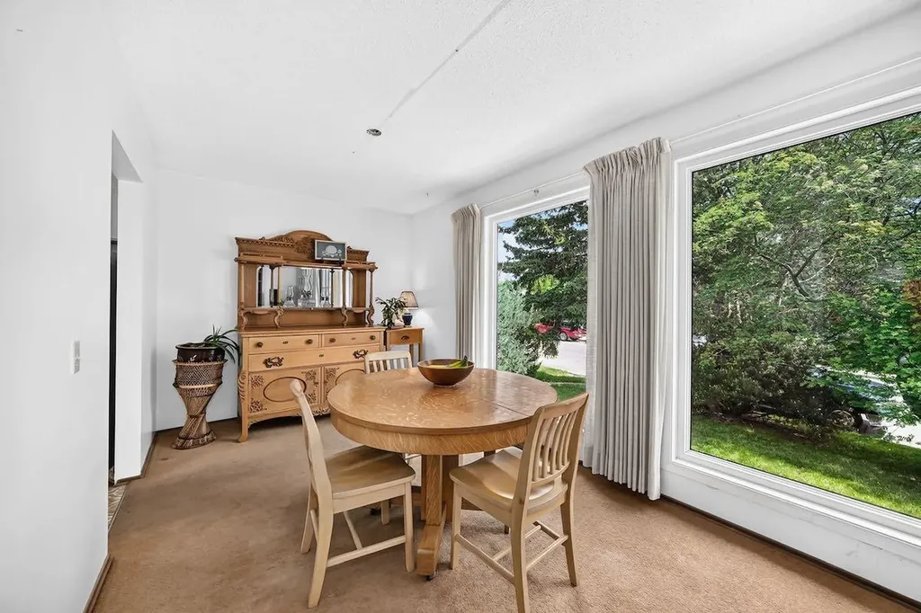 6539 54 Street NW Calgary AB T3A1R5