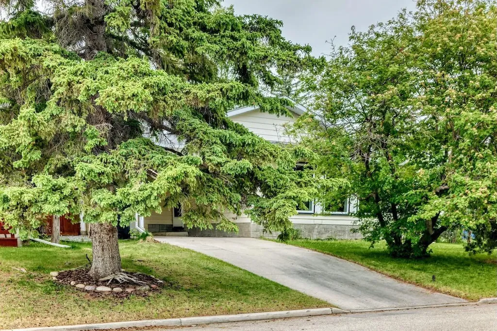 6539 54 Street NW Calgary AB T3A1R5