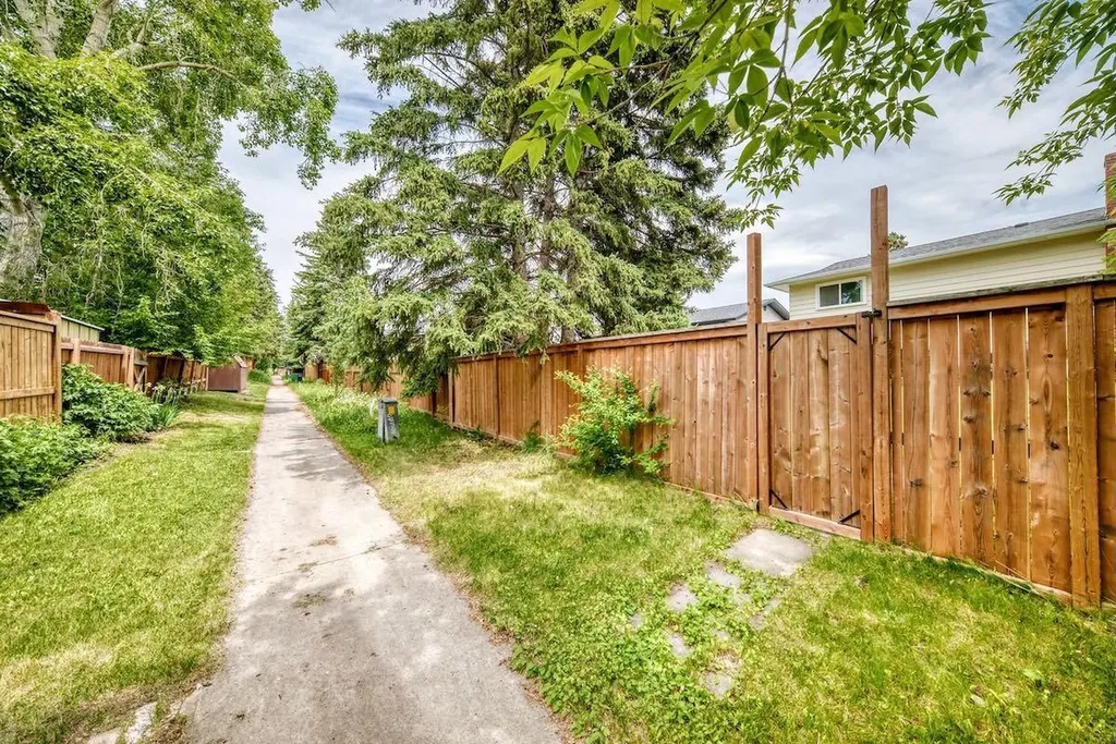 6539 54 Street NW Calgary AB T3A1R5