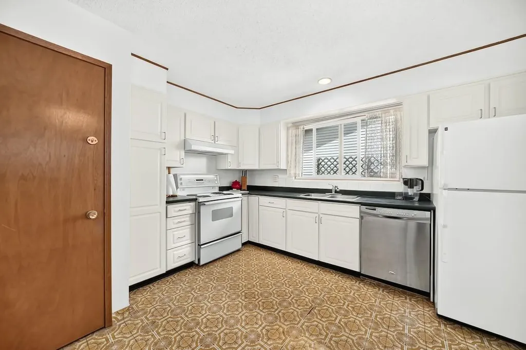 6539 54 Street NW Calgary AB T3A1R5
