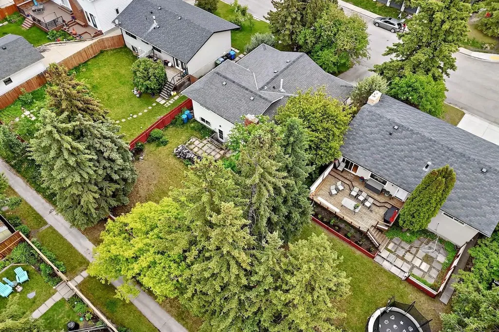 6539 54 Street NW Calgary AB T3A1R5