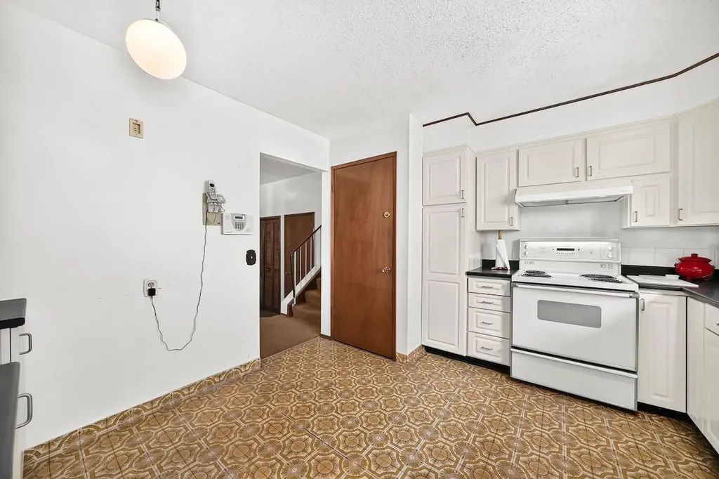 6539 54 Street NW Calgary AB T3A1R5