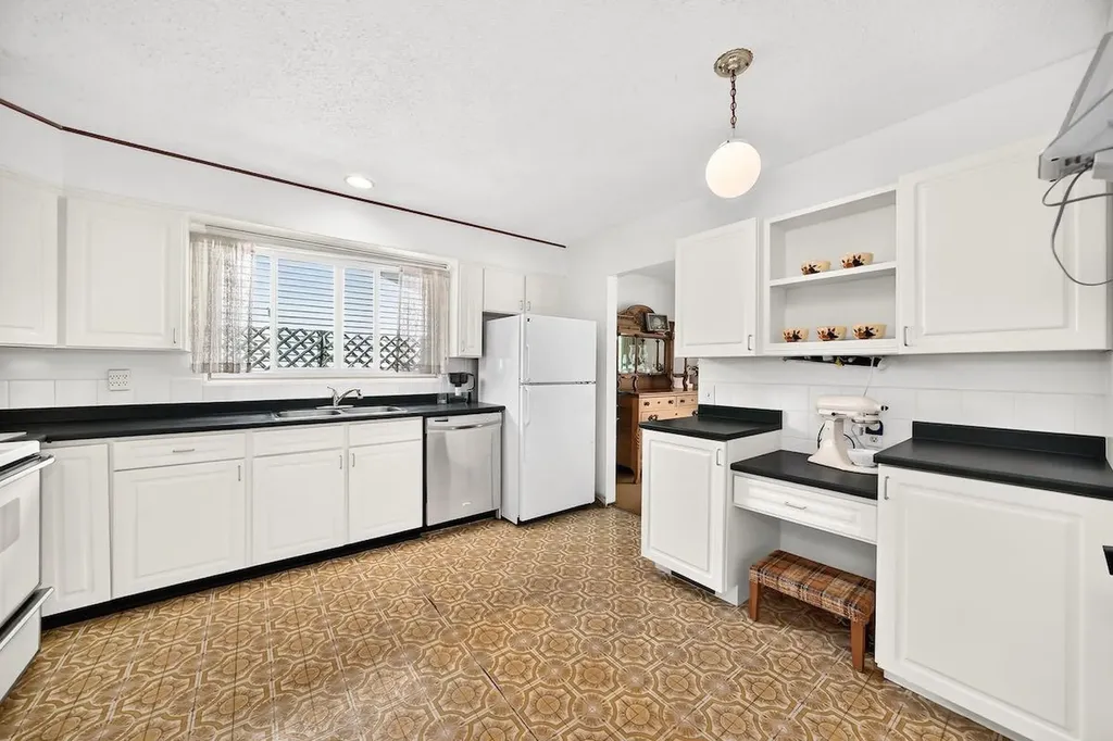 6539 54 Street NW Calgary AB T3A1R5