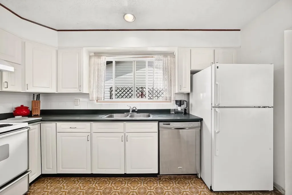 6539 54 Street NW Calgary AB T3A1R5