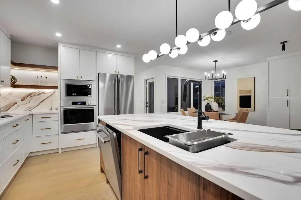 14 Gladeview Crescent SW Calgary AB T3E 4X8