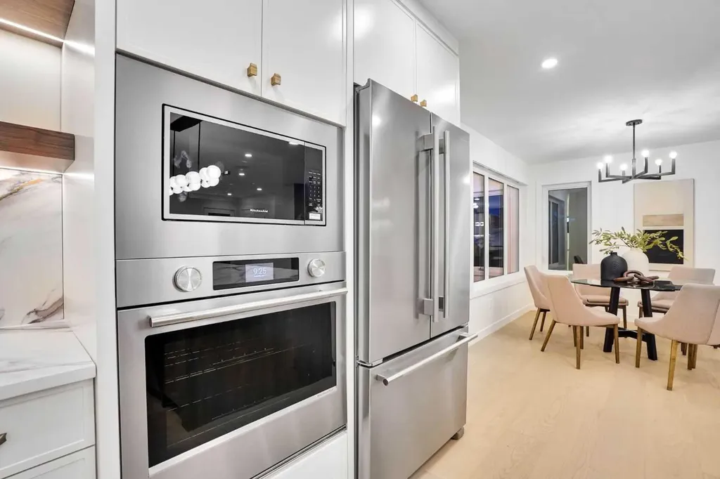 14 Gladeview Crescent SW Calgary AB T3E 4X8