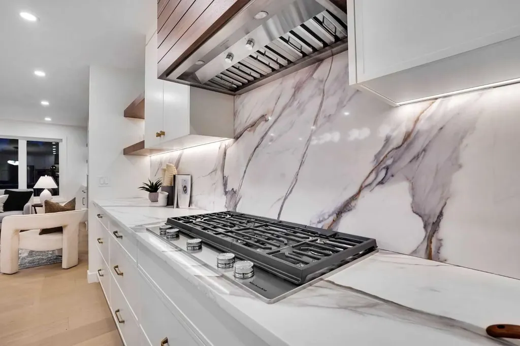 14 Gladeview Crescent SW Calgary AB T3E 4X8