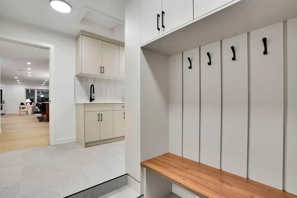 14 Gladeview Crescent SW Calgary AB T3E 4X8