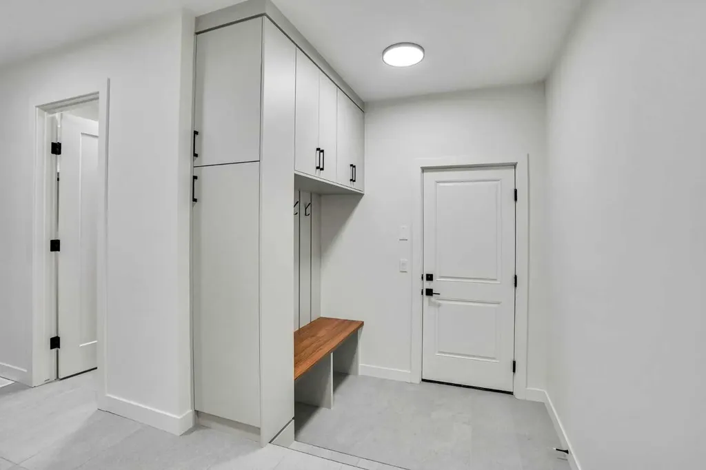 14 Gladeview Crescent SW Calgary AB T3E 4X8