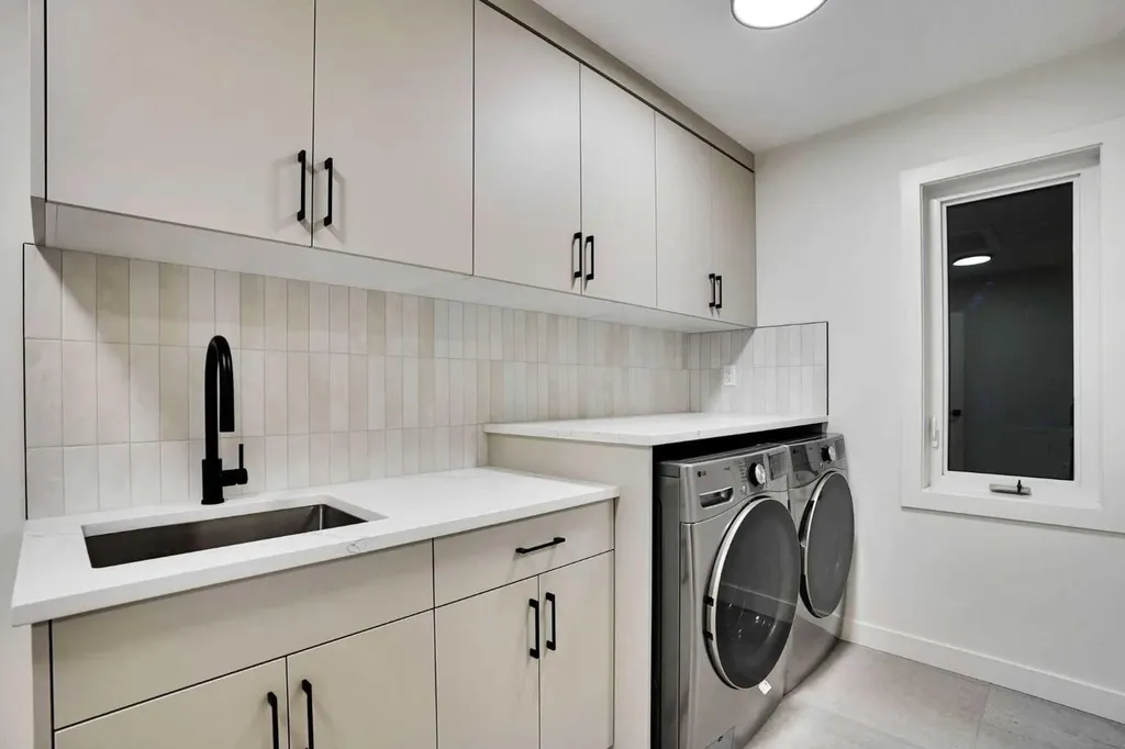 14 Gladeview Crescent SW Calgary AB T3E 4X8