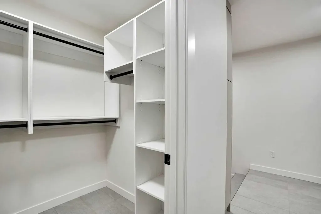 14 Gladeview Crescent SW Calgary AB T3E 4X8