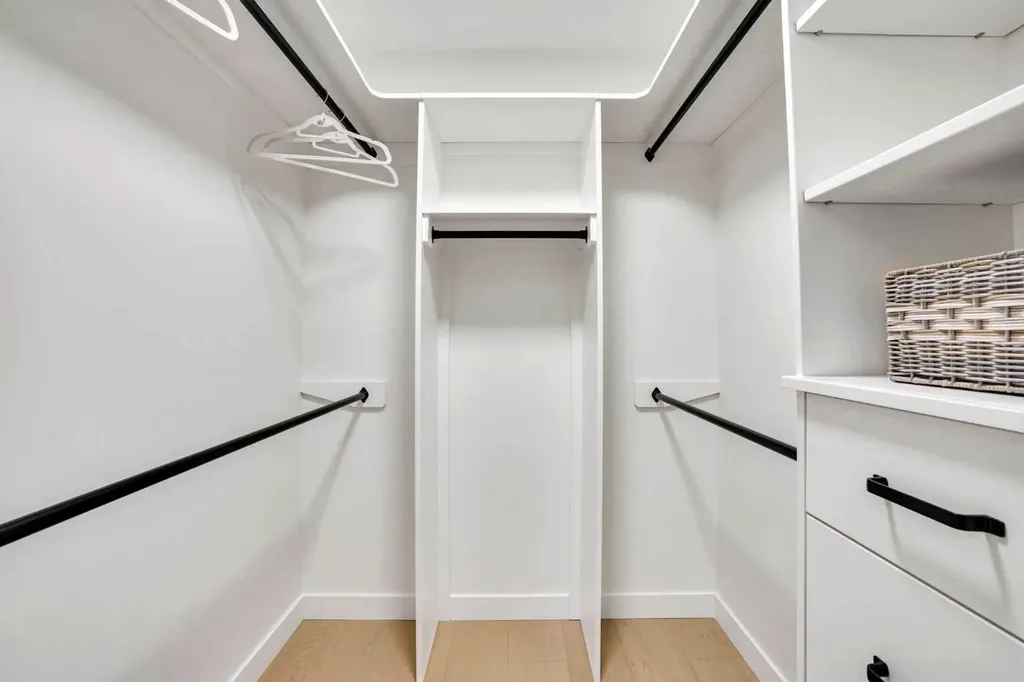 14 Gladeview Crescent SW Calgary AB T3E 4X8