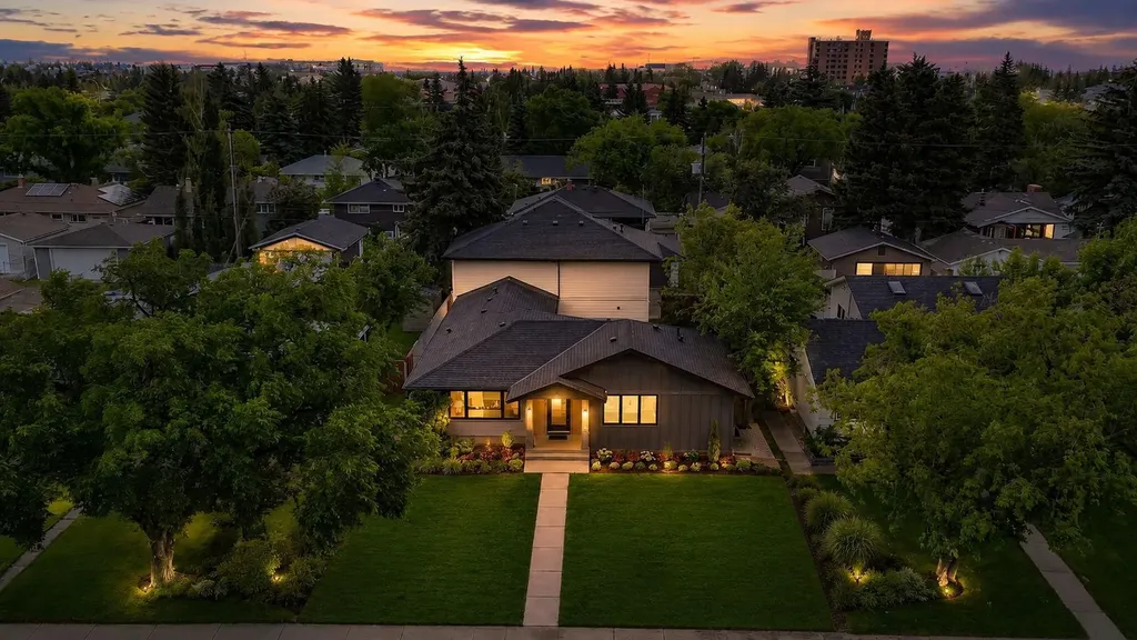 14 Gladeview Crescent SW Calgary AB T3E 4X8