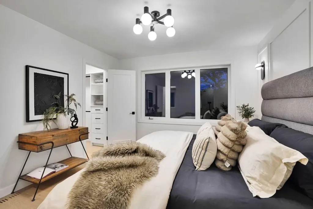14 Gladeview Crescent SW Calgary AB T3E 4X8