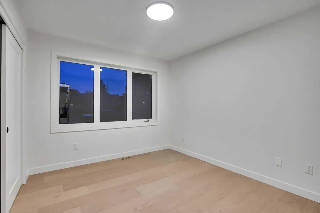 14 Gladeview Crescent SW Calgary AB T3E 4X8