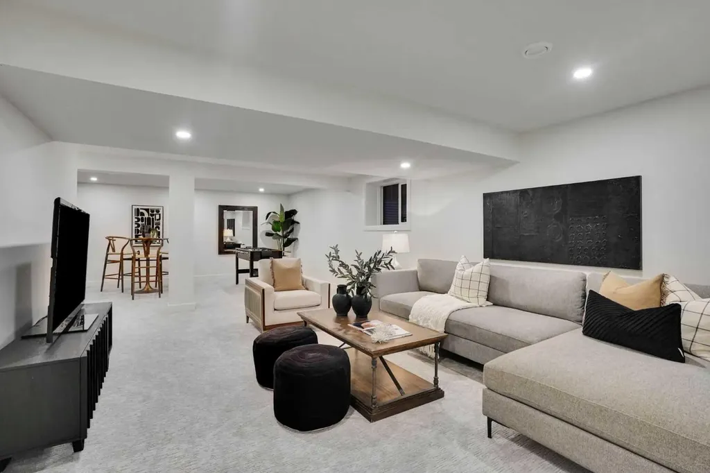 14 Gladeview Crescent SW Calgary AB T3E 4X8