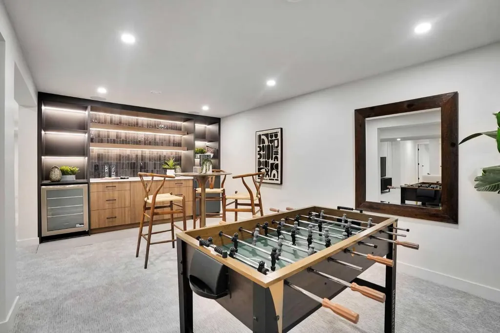 14 Gladeview Crescent SW Calgary AB T3E 4X8