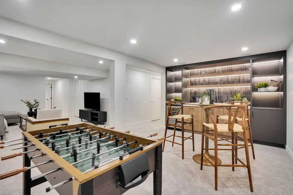 14 Gladeview Crescent SW Calgary AB T3E 4X8
