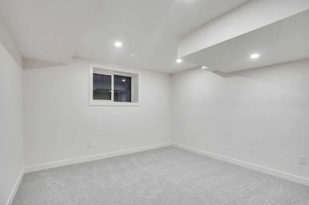 14 Gladeview Crescent SW Calgary AB T3E 4X8