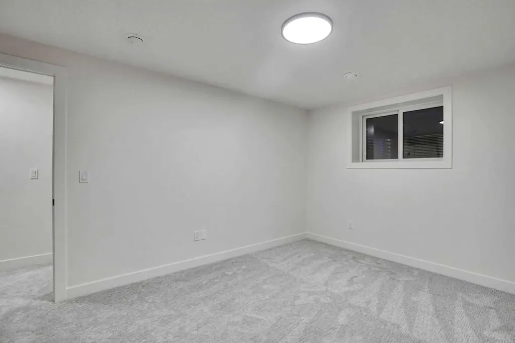14 Gladeview Crescent SW Calgary AB T3E 4X8