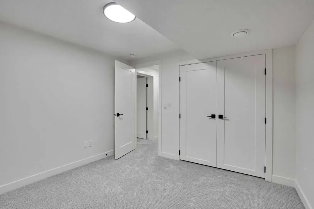 14 Gladeview Crescent SW Calgary AB T3E 4X8