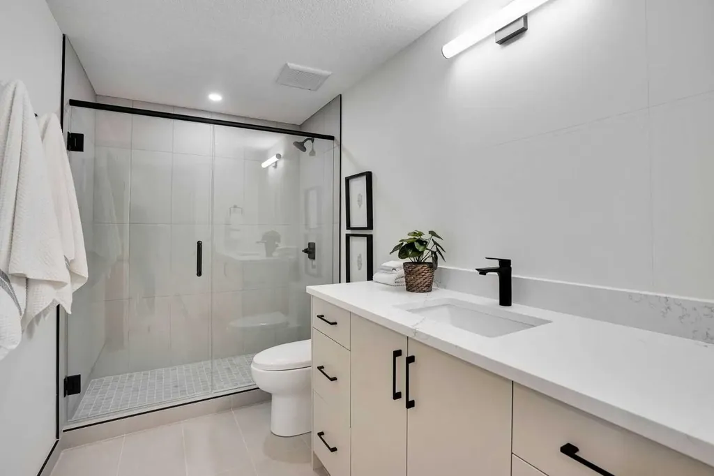 14 Gladeview Crescent SW Calgary AB T3E 4X8