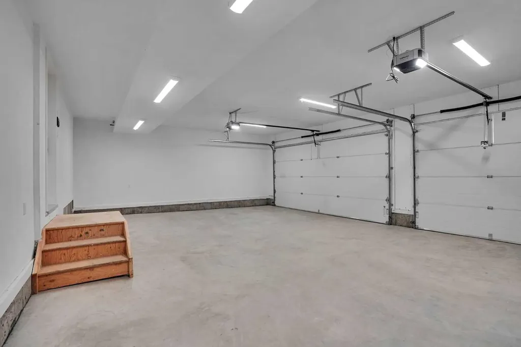 14 Gladeview Crescent SW Calgary AB T3E 4X8