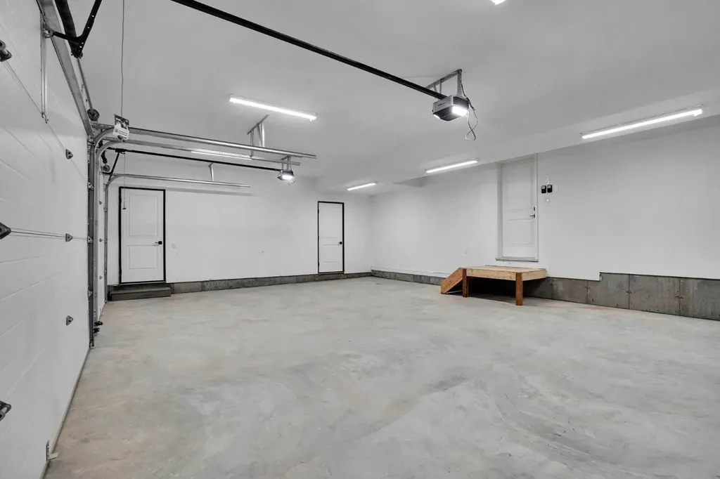 14 Gladeview Crescent SW Calgary AB T3E 4X8