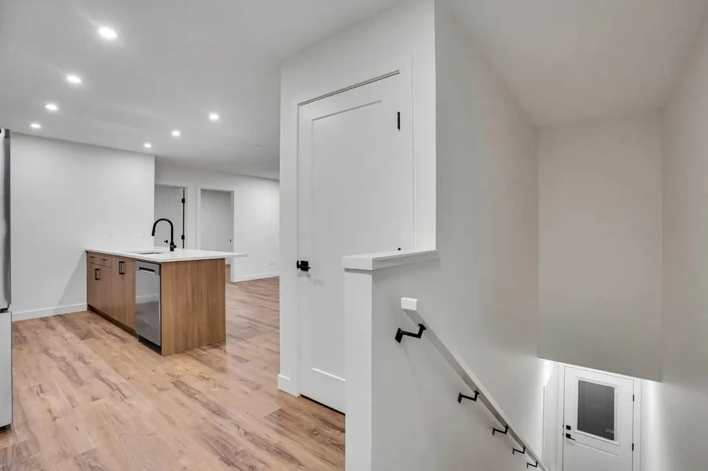 14 Gladeview Crescent SW Calgary AB T3E 4X8