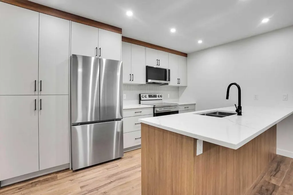 14 Gladeview Crescent SW Calgary AB T3E 4X8
