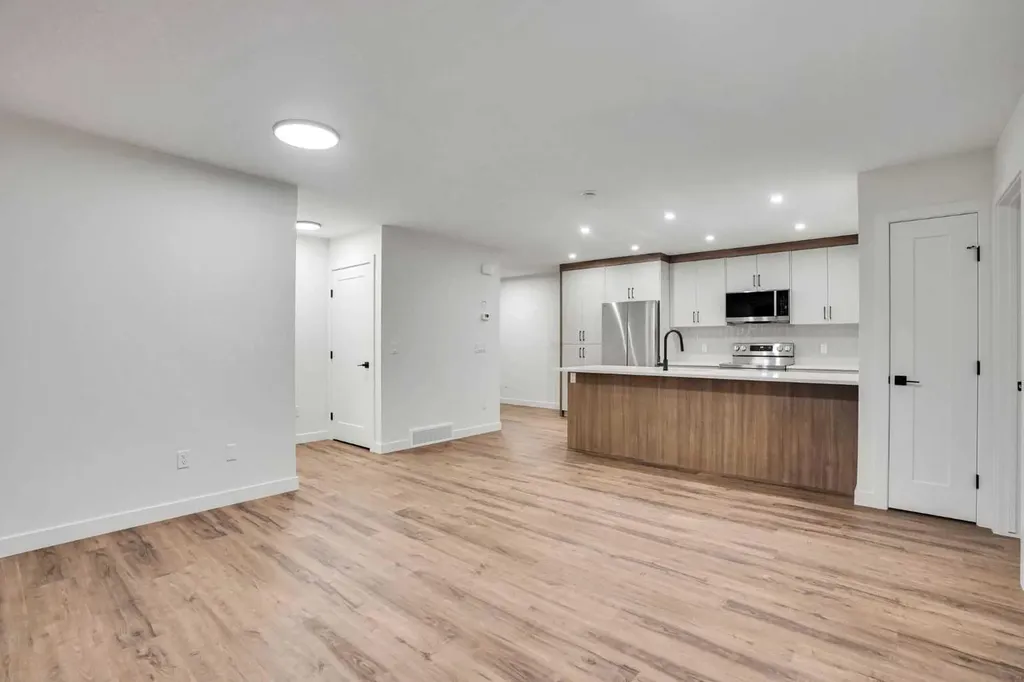 14 Gladeview Crescent SW Calgary AB T3E 4X8