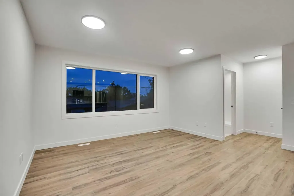 14 Gladeview Crescent SW Calgary AB T3E 4X8