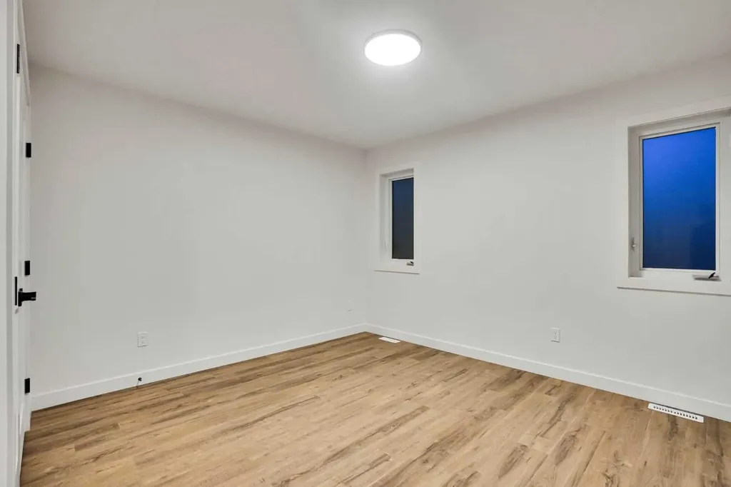 14 Gladeview Crescent SW Calgary AB T3E 4X8
