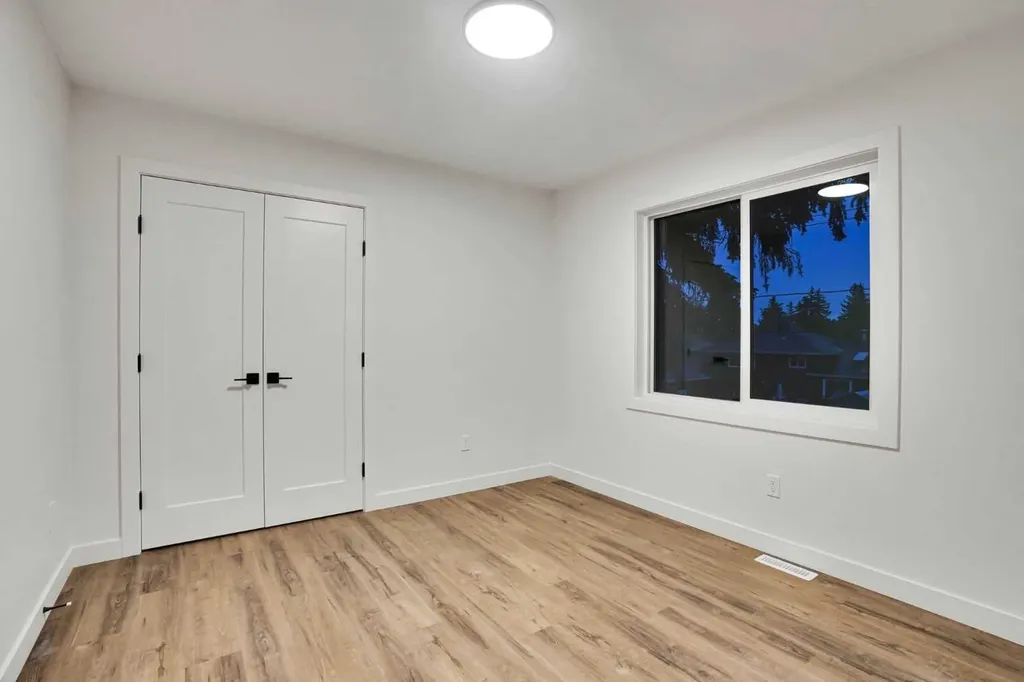 14 Gladeview Crescent SW Calgary AB T3E 4X8