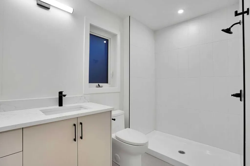 14 Gladeview Crescent SW Calgary AB T3E 4X8