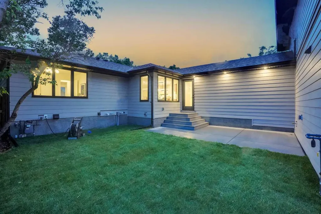 14 Gladeview Crescent SW Calgary AB T3E 4X8