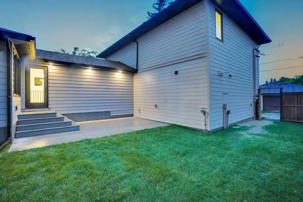 14 Gladeview Crescent SW Calgary AB T3E 4X8
