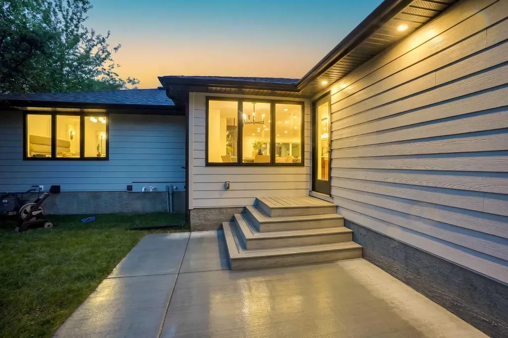 14 Gladeview Crescent SW Calgary AB T3E 4X8