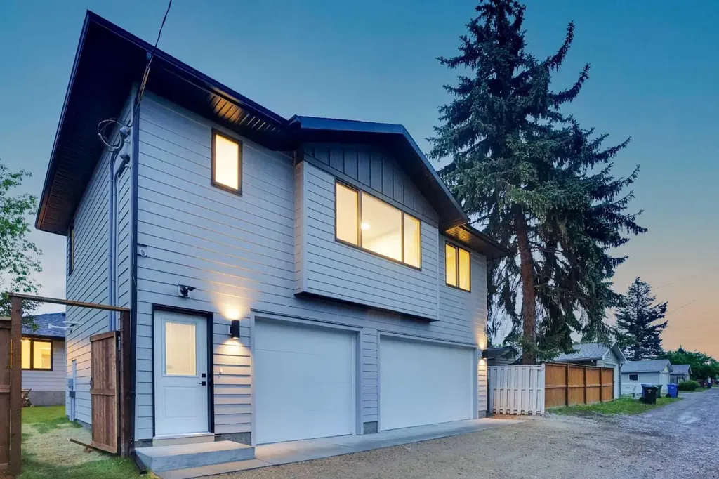 14 Gladeview Crescent SW Calgary AB T3E 4X8