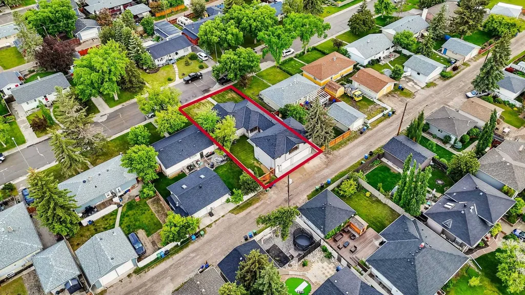 14 Gladeview Crescent SW Calgary AB T3E 4X8
