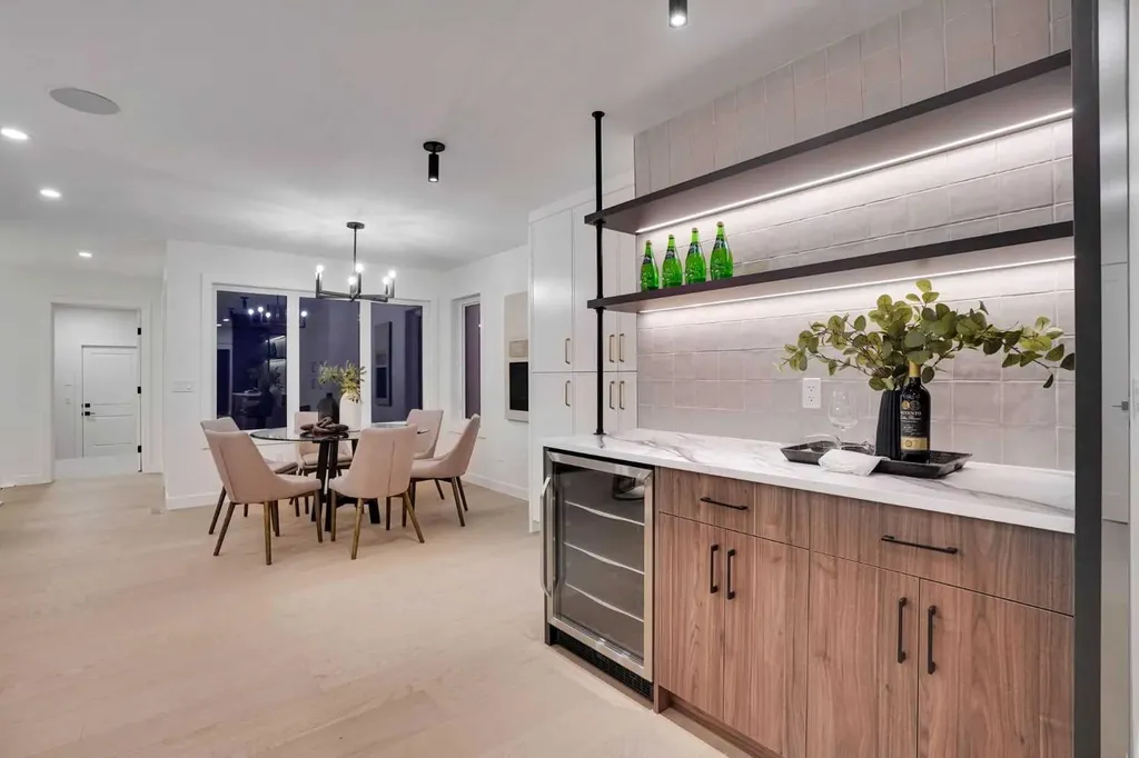 14 Gladeview Crescent SW Calgary AB T3E 4X8