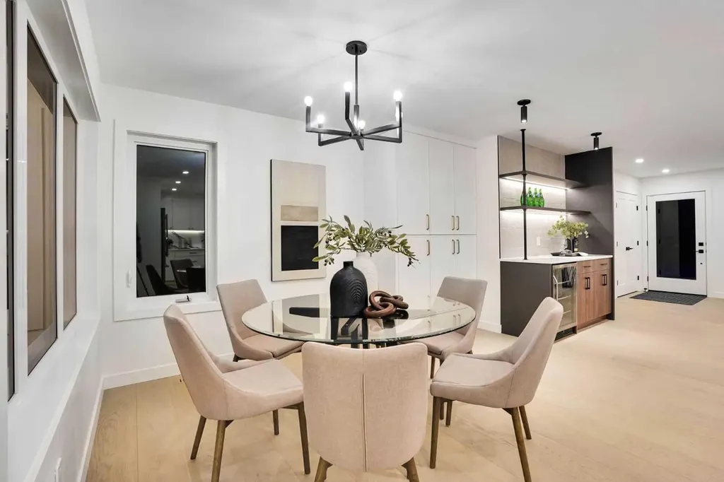 14 Gladeview Crescent SW Calgary AB T3E 4X8