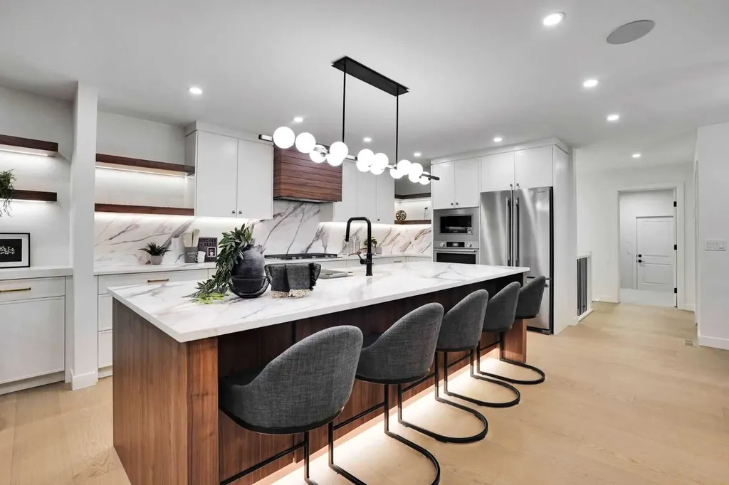 14 Gladeview Crescent SW Calgary AB T3E 4X8