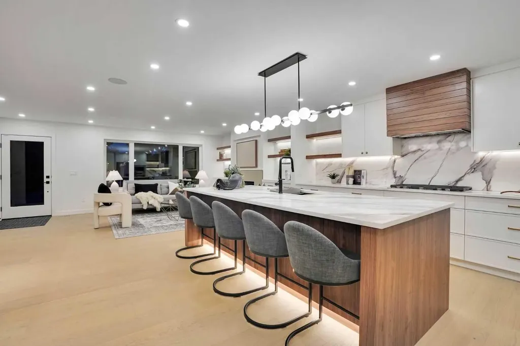 14 Gladeview Crescent SW Calgary AB T3E 4X8