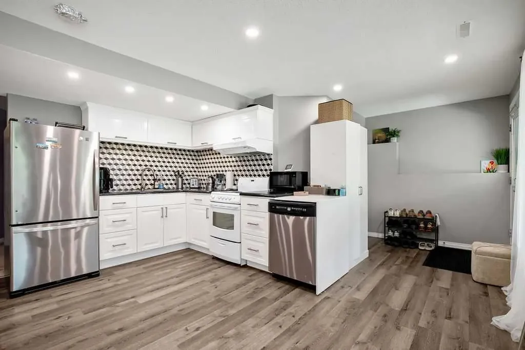141 Somerset Circle SW Calgary AB T2Y 3P7