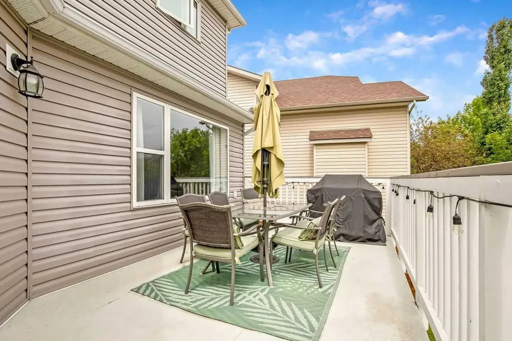 141 Somerset Circle SW Calgary AB T2Y 3P7