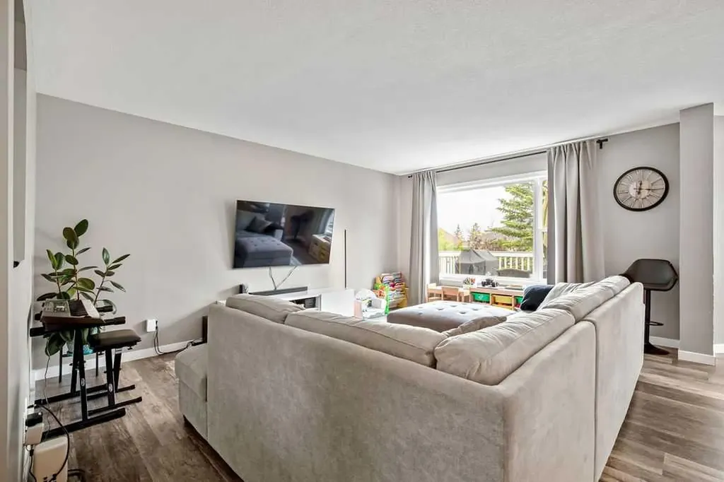 141 Somerset Circle SW Calgary AB T2Y 3P7